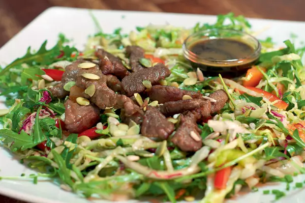 SALATĂ SPECIAL STEAK HOUSE: SALATĂ ICEBERG, RUCOLA,RADICCHIO, ARDEI GRAS, ROŞII,  ANTRICOT DE VITĂ