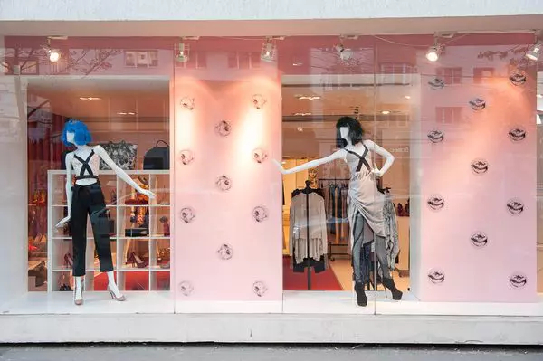 Les Vampires 109, vitrina The Place