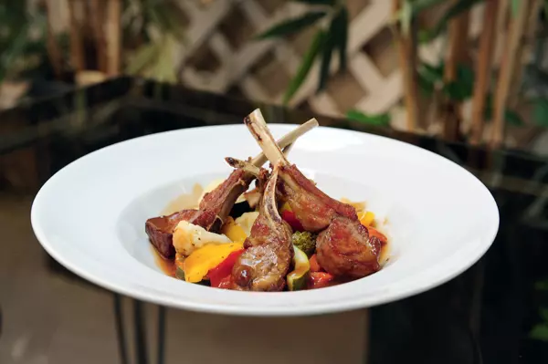 Coaste de miel New Zealand cu legume si sos Navarin