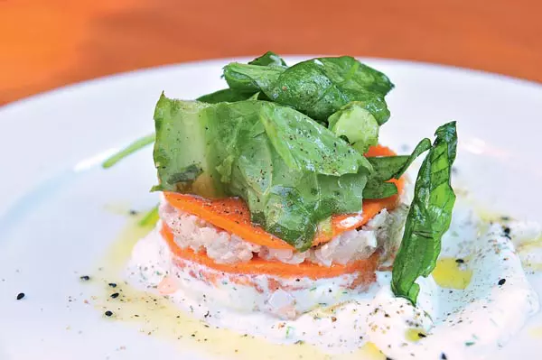 Tartar de somon cu dorada si jeleu de rosii