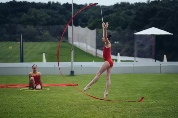 Gimnastica ritmica pe acoperisul Stejarii Country Club