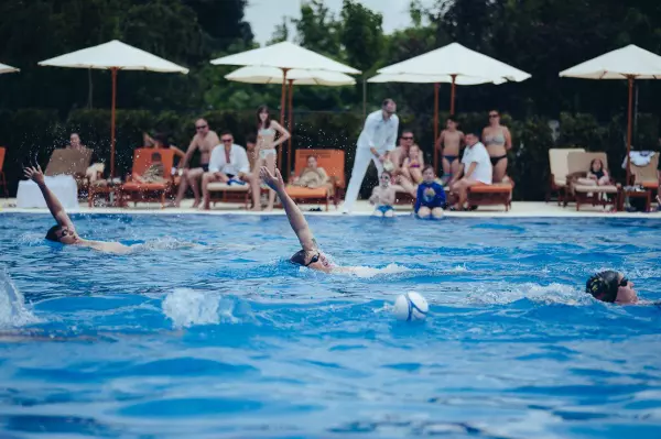 Moment demonstrativ instructori inot pentru piscina olimpica