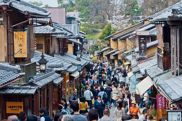 Turisti pe strada Sannen-Zaka, celebra pentru magazinele de suveniruri