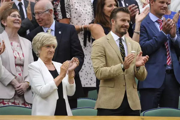 David Beckham si mama lui, Sandra