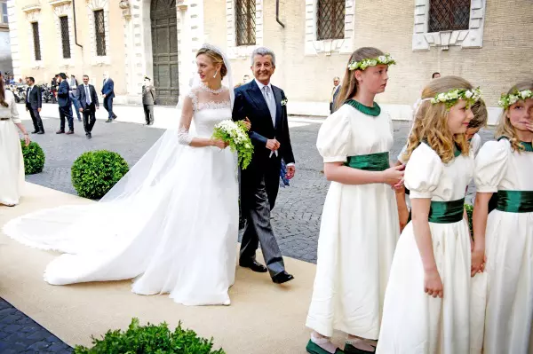 Elisabetta Rosboch von Wolkenstein și tatăl său, Ettore von Wolkenstein, intră în biserică