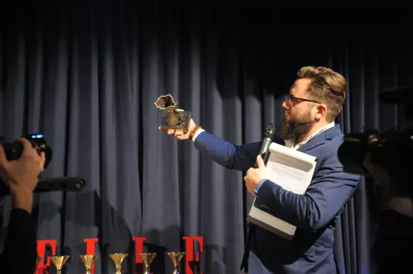 Cosmin Tudoran prezinta trofeul ELLE Decoration, creat manual de Catalin Nastasoiu (RoNativ)