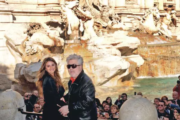 Penelope Cruz și Pedro Almodovar în fața Fontana di Trevi, în cadrul turneului de promovare a filmului „Broken Embraces”