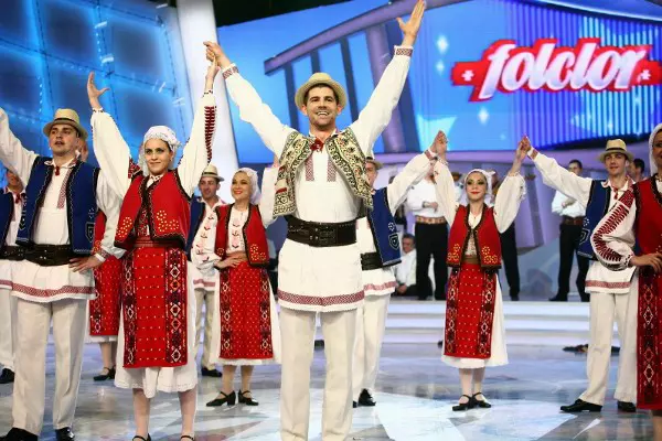 Dragos_Bucurenci_si_Elena_folclor.jpg