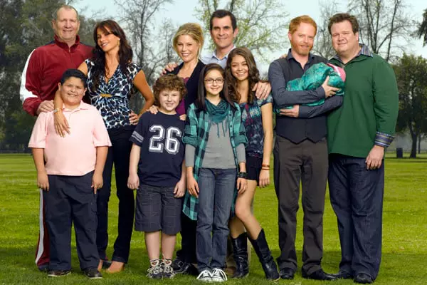 ED O'NEILL, RICO RODRIGUEZ, SOFIA VERGARA, NOLAN GOULD, JULIE BOWEN, ARIEL WINTER, TY BURRELL, SARAH HYLAND, JESSE TYLER FERGUSON, ERI STONESTREET