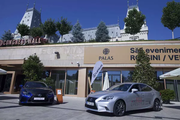 Doua dintre masinile Lexus expuse in fata Congress Hall