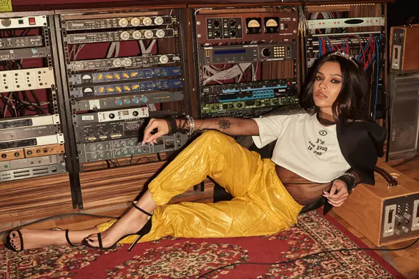 TRICOU CACTUS THE BRAND, TOP PAS DU TOUT, SACOU MANURI, PANTALONI ALEXANDRU SIMEDRU, TIARĂ ȘI BRĂȚĂRI TRIA ALFA, SANDALE I.AM.IZA