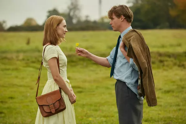Saoirse Ronan și Billy Howle în „On Chesil Beach” (2017)