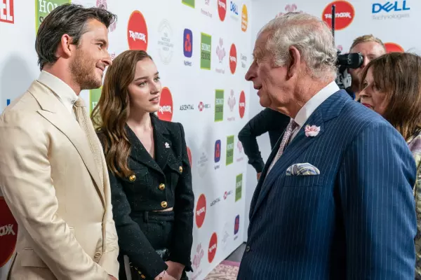 8. Phoebe Dynevor, Jonathan Bailey și Prințul Charles