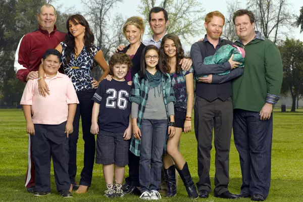 ED O'NEILL, RICO RODRIGUEZ, SOFIA VERGARA, NOLAN GOULD, JULIE BOWEN, ARIEL WINTER, TY BURRELL, SARAH HYLAND, JESSE TYLER FERGUSON, ERI STONESTREET