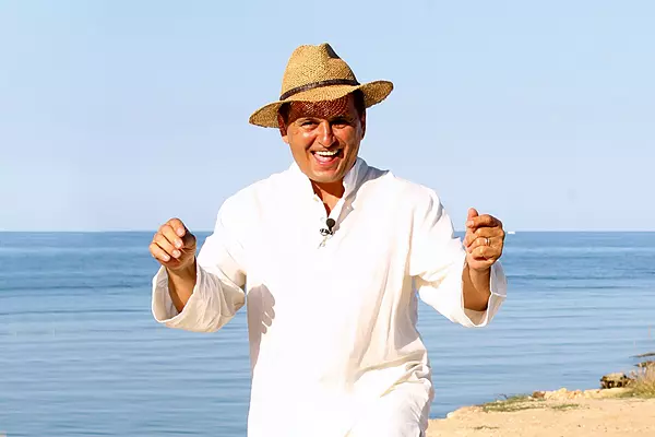 Nea Mărin fugăreşte vedetele pe plajă la Mamaia