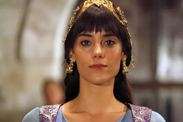 Cansu Dere 1 - rol Firuze