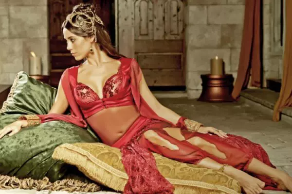 Cine e Cansu Dere, cadâna Firuze din Suleyman Magnificul