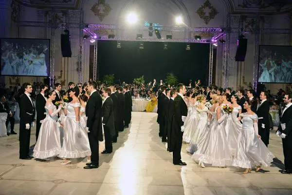 Dansul celor 80 de debutanti