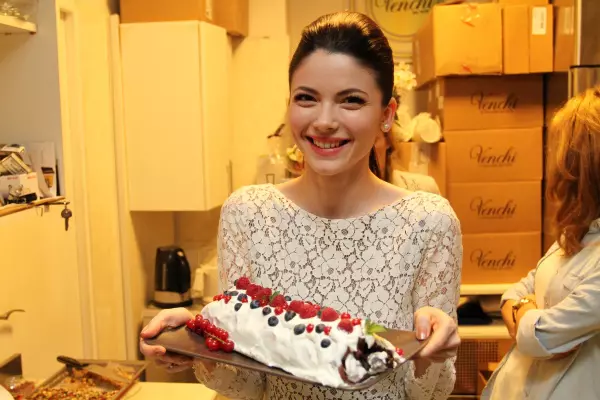 Ruladă cu ciocolată şi fructe de pădure