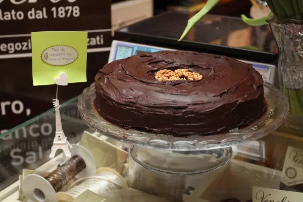 tort cu ciocolată, migdale şi nuci