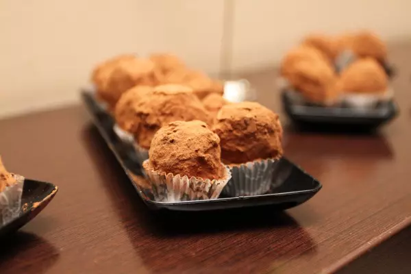 trufe de ciocolată cu migdale şi rom