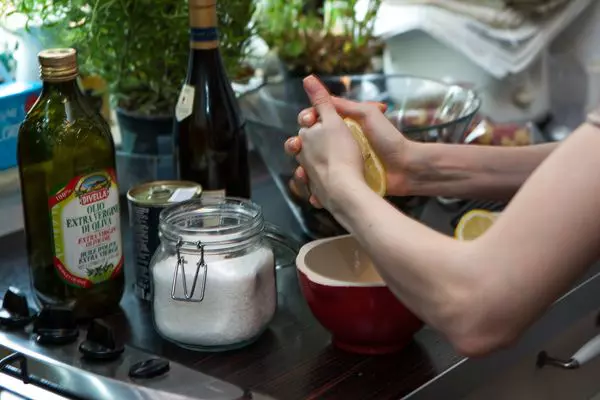 Pregatiri pentru midiile cu sos de rosii si vin