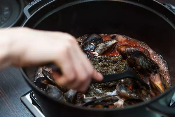 Amestecand in oala cu midii...