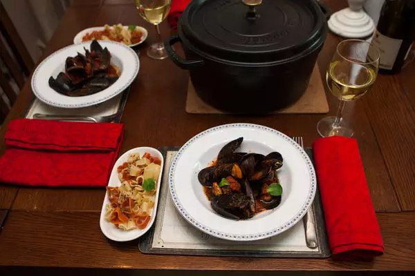 Midii cu sos de rosii si paste in forma de inimioara