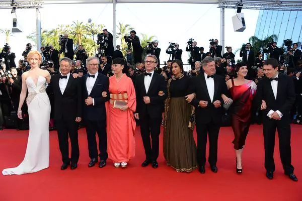 Membrii juriului: Daniel Auteuil, Nicole Kidman, Vidya Balan, Naomi Kawase, Ang Lee, Steven Spielberg, Lynne Ramsay, Cristian Mungiu si Christoph Waltz