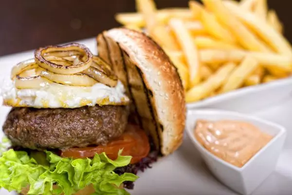 Red Angus Steakhouse: Old tower burger