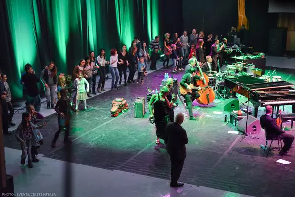 Concert Pink Martini