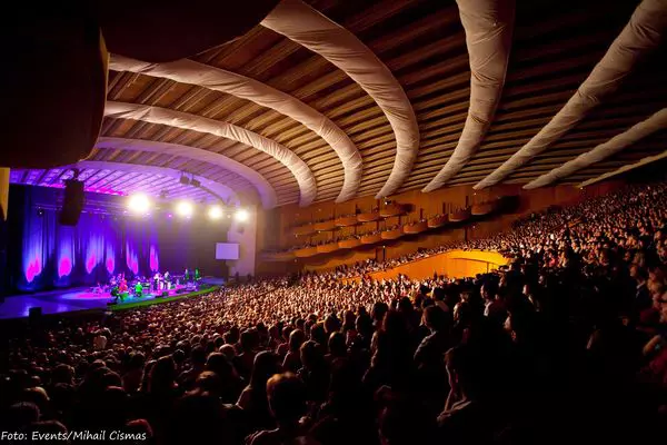 Concert Pink Martini