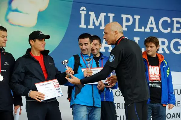 Premierea castigatorilor de catre dl. Anthony C. Hassiotis, Presedinte Executiv & CEO al Bancpost, di dl. Romulus Ungureanu, Director ANITP