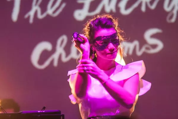 Lansare Video 10 Feet Tall