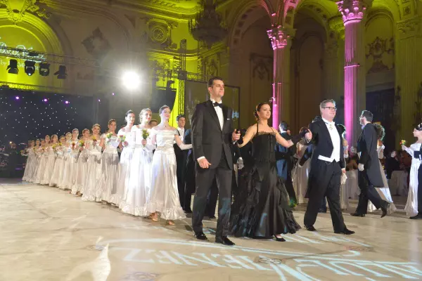 Defilarea celor 80 de debutanti 