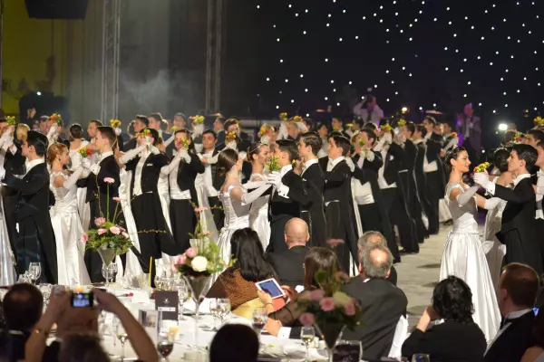 Defilarea celor 80 de debutanti