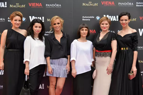 Echipa Viva-Daciana Rudan, Claudia Cojocea, Oana Popoiag, Raluca Tamas (tinute Irina Marinescu), Cristina Stanciulescu (rochie Stephan Pelger) si Silvia Cristescu
