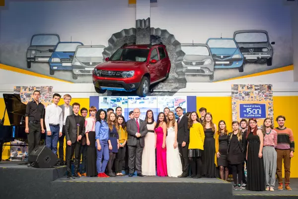 Nicolas Maure (Dacia Renault) si artiştii din cadrul proiectului «Tinere Talente» al Fundaţiei Principesa Margareta