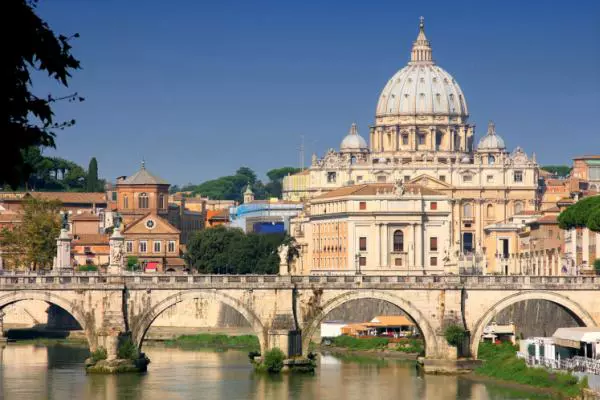 Vedere către Vatican din apropierea podului Umberto