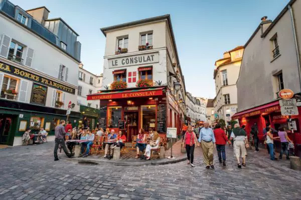 O cafenea pariziană tipică din zona Montmartre, Paris