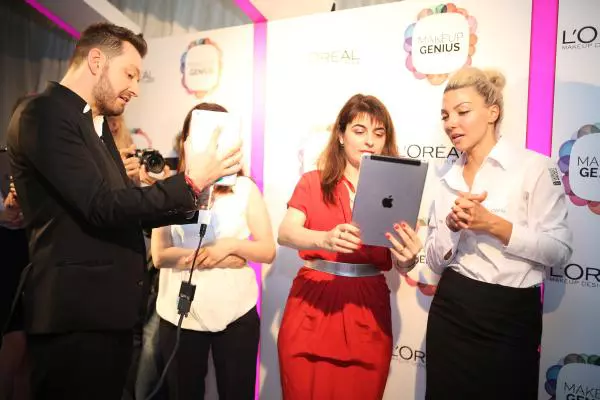 Invitatii incearca aplicatia Makeup Genius