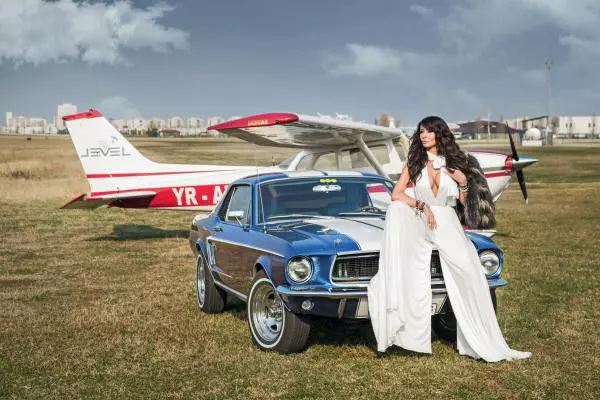 Salopetă jerseu de mătase Dana Budeanu, haină blană coyote Yves Salomon