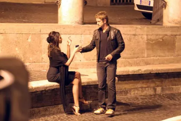 Mădălina Ghenea și Gerard Butler la o plimbare romantică.