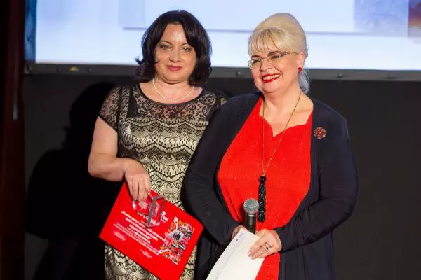 Premiul pentru excelenta in colaborarea dintre institutii si organizatii neguvernamenta: Adriana Craciun, Director, Centrul de Transfuzii Sanguine Buzau, Irina Margareta Nistor, Presedinte Onorific Fundatia Vodafone Romania,