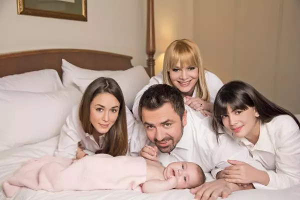 Horia Brenciu (43), Mina (2), Andreea (24) & Maria (15)