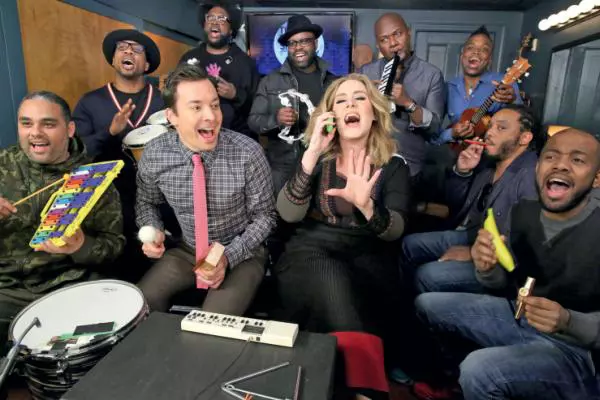 24 noiembrie 2015: Jimmy Fallon, gazda emisiunii „The Tonight Show Starring Jimmy Fallon“ și trupa The Roots cântă alături de Adele.