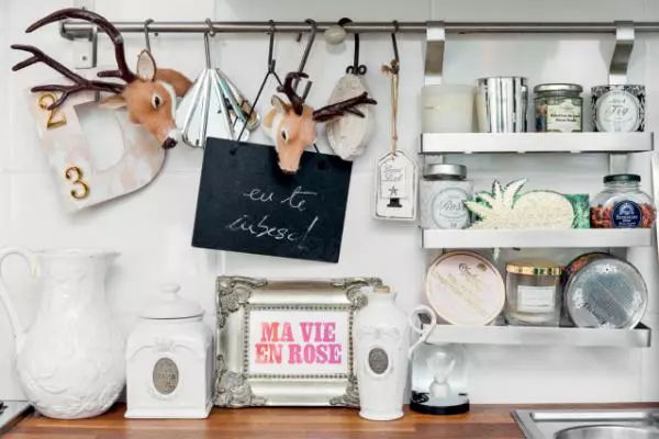 În bucătărie se găsesc foarte multe elemente de decor sub formă de animale sau fructe exotice.