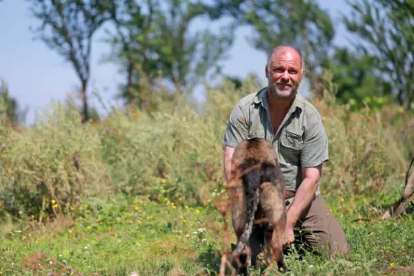 Samir (Vlad Ivanov) și Poliția (Cara)