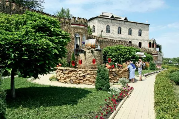 Fântâna cu vin din fața cramei Mileștii Mici