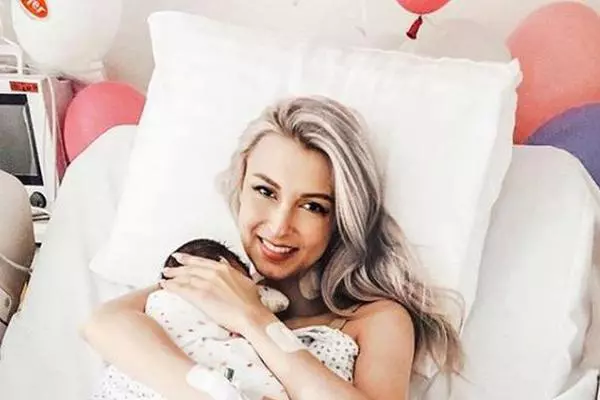 Pe 4 martie, Andreea Bălan a născut-o pe Clara prin cezariană, însă a suferit un stop cardio-respirator, cauzat de o embolie amniotică.